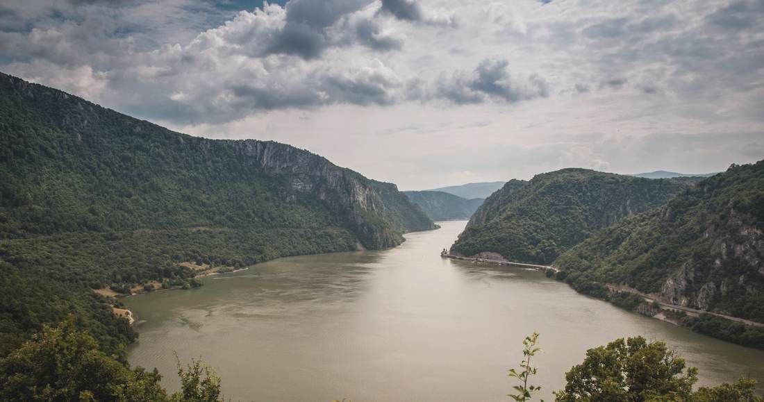 Dunărea la Orșova, între dealuri împădurite
